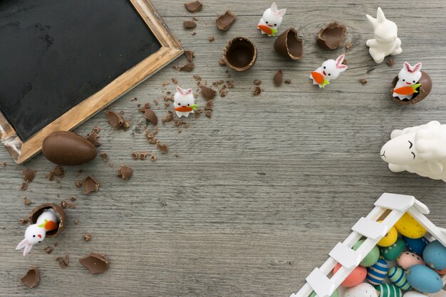 Composición del día de pascua con huevos de chocolate y conejos