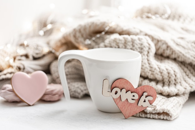 Composición para el día de san valentín con una taza y un pan de jengibre en forma de corazón.