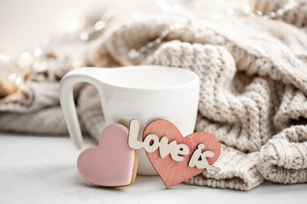 Composición para el día de san valentín con una taza y un pan de jengibre en forma de corazón.