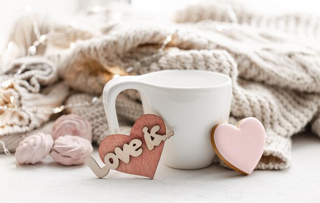 Composición para el día de san valentín con una taza y un pan de jengibre en forma de corazón.