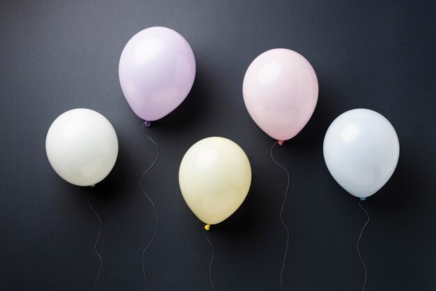 Composición de diferentes globos festivos.