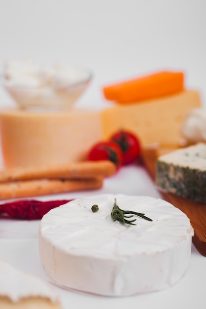 Foto gratuita composición de diferentes tipos de queso