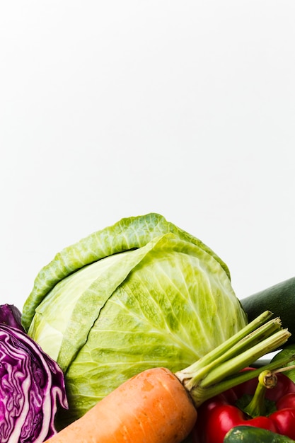 Foto gratuita composición de diferentes verduras frescas con espacio de copia