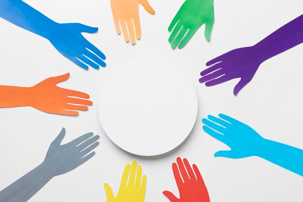 Composición de diversidad con manos de papel de diferentes colores.