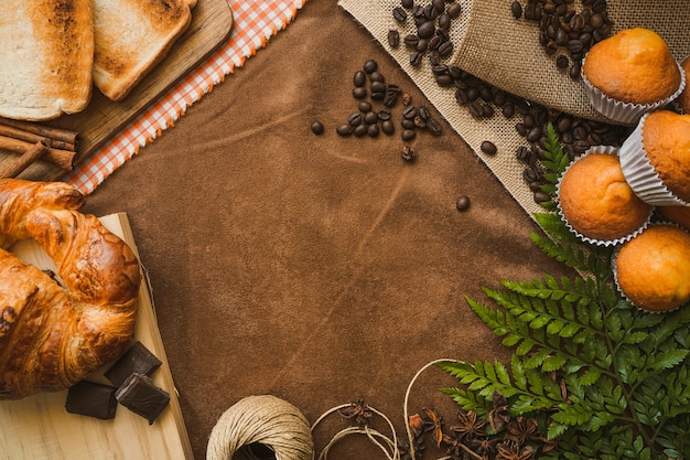 Composición dulce con desayuno y espacio en blanco para el día del padre