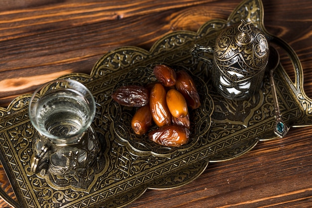 Composición elegante de comida arabe para ramadan