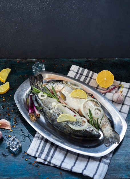 Composición elegante de comida sana con pescado