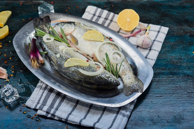 Composición elegante de comida sana con pescado