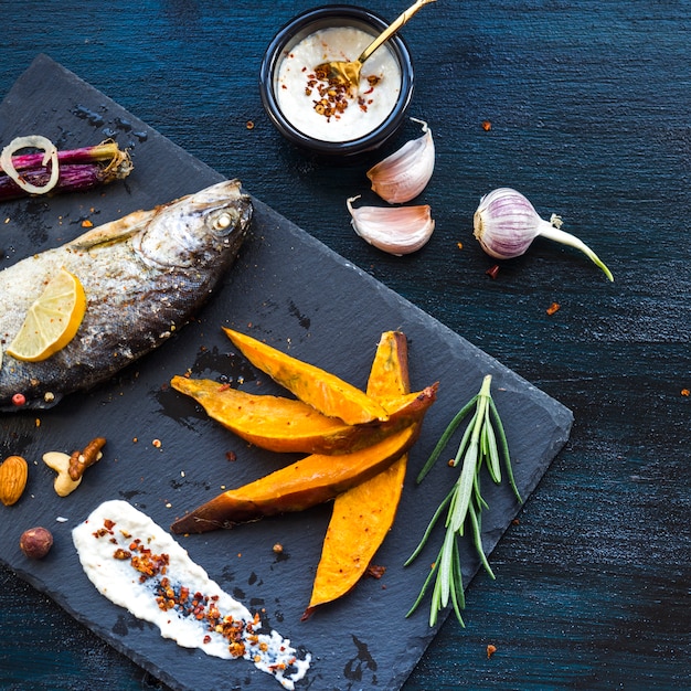 Foto gratuita composición elegante de comida sana con pescado