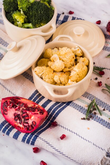 Foto gratuita composición elegante de comida sana