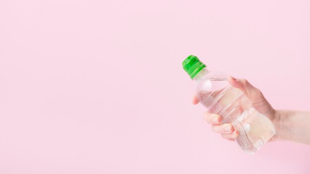 Composición elegante de deporte con botella de agua