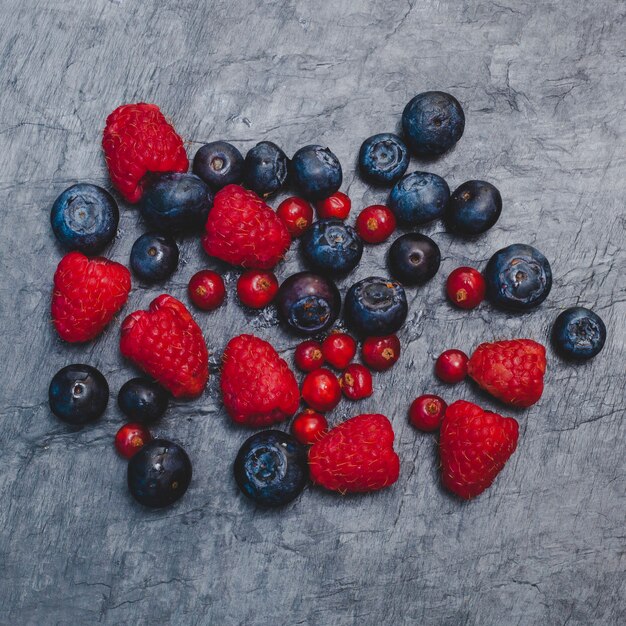 Composición elegante de frutas rojas 