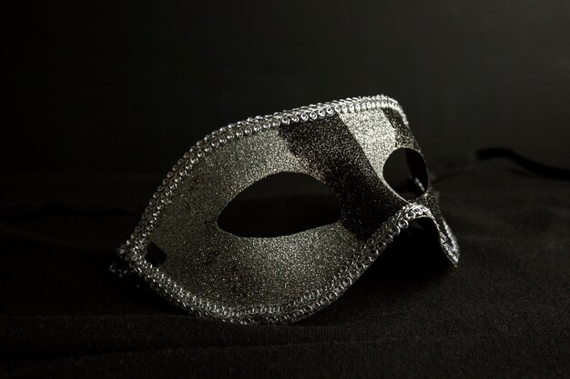 Composición elegante con máscaras del carnaval de venecia
