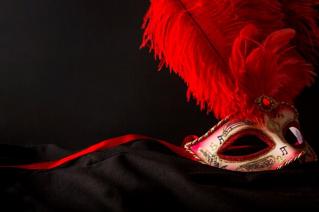 Composición elegante con máscaras del carnaval de venecia