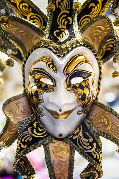 Composición elegante con máscaras del carnaval de venecia