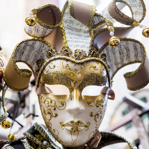 Composición elegante con máscaras del carnaval de venecia