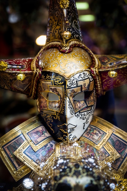 Composición elegante con máscaras del carnaval de venecia