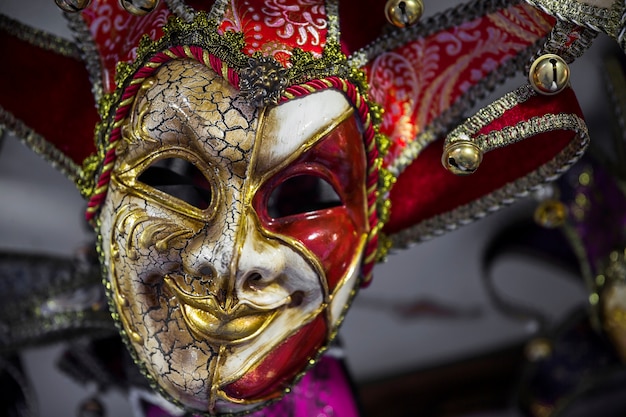 Composición elegante con máscaras del carnaval de venecia