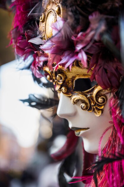 Composición elegante con máscaras del carnaval de venecia