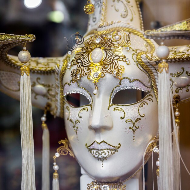 Composición elegante con máscaras del carnaval de venecia