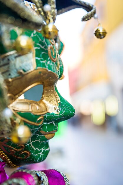 Composición elegante con máscaras del carnaval de venecia