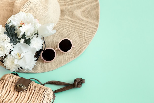 Composición elegante de verano con diferentes accesorios de verano.