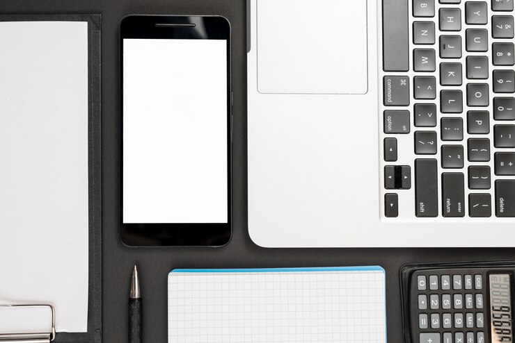 Foto gratuito composición de elementos de negocios con smartphone
