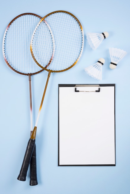 Foto gratuita composición de equipamiento de badminton con carpeta de pinza