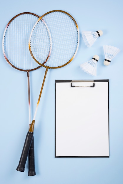 Composición de equipamiento de badminton con carpeta de pinza
