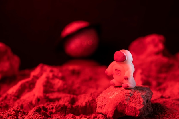 Composición del espacio de naturaleza muerta con astronauta blanco.