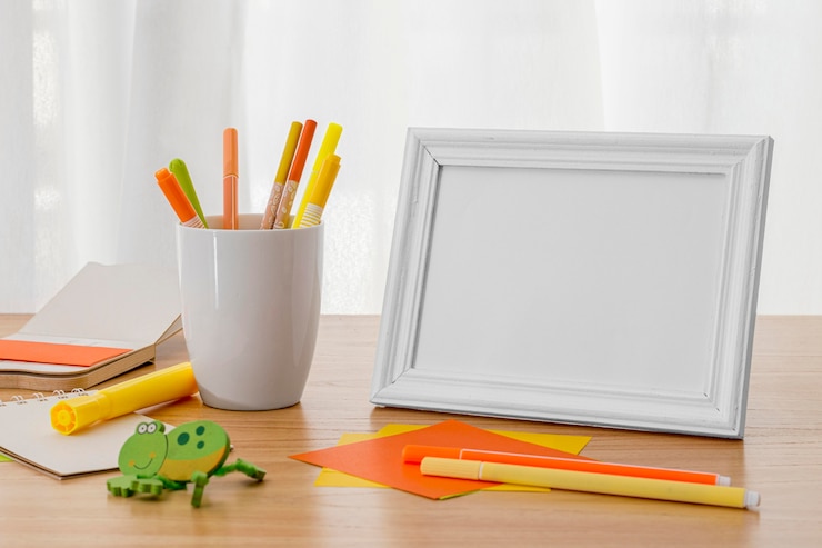 Foto gratuito composición del espacio de trabajo con marco