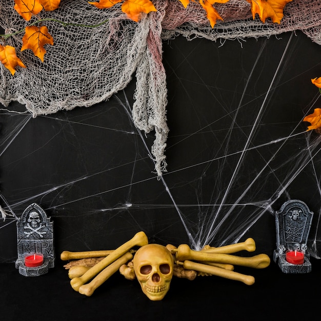 Foto gratuita composición espantosa de halloween con cráneo