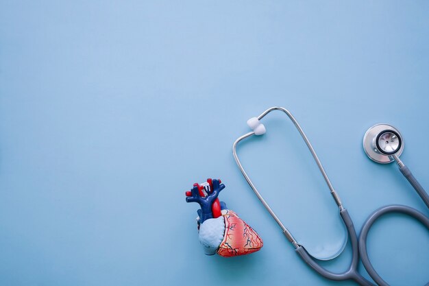 Composición con estilo con estetoscopio y corazón realista