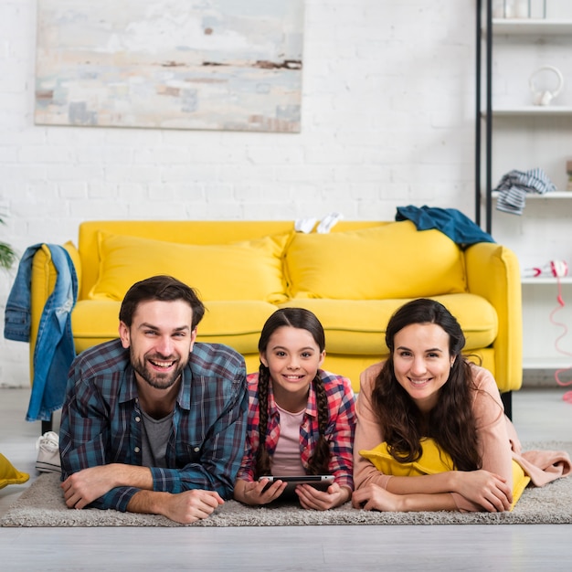 Composición de familia feliz y casa desordenada