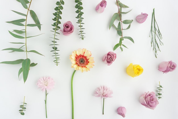 Composición fantástica con diferentes flores