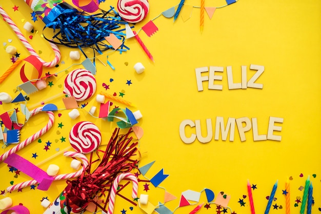 Foto gratuita composición de feliz cumpleaños con elementos de fiesta