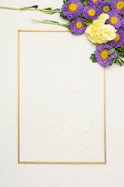 Composición festiva de flores con marco vertical minimalista