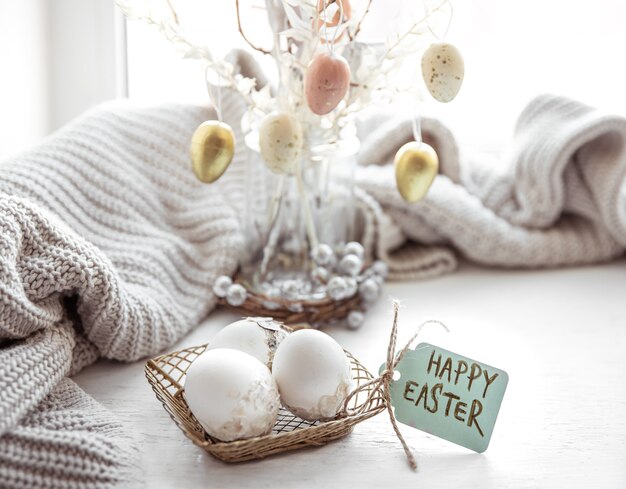 Composición festiva de Pascua con huevos y la inscripción Feliz Pascua
