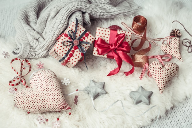 Composición festiva con un regalo de Navidad y artículos de decoración navideña.