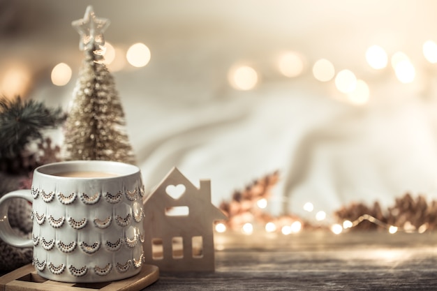 Composición festiva con taza sobre superficie de madera con luces