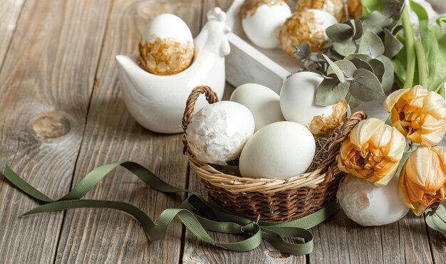 Composición festiva para las vacaciones de Pascua con huevos y flores frescas de primavera. Concepto de decoración de Pascua.