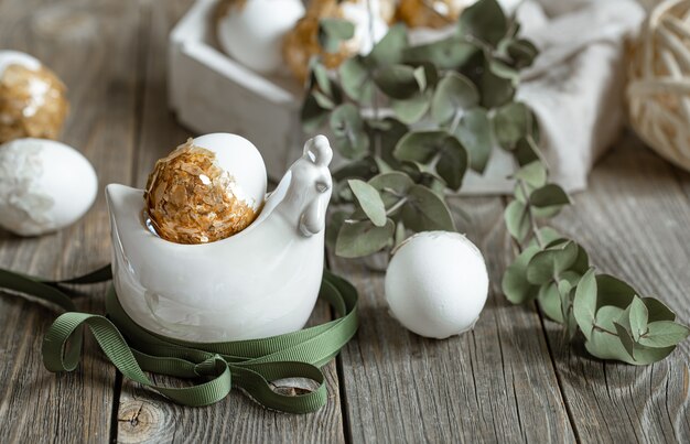 Composición festiva para las vacaciones de Pascua con plantas y huevos. Concepto de decoración de Pascua.