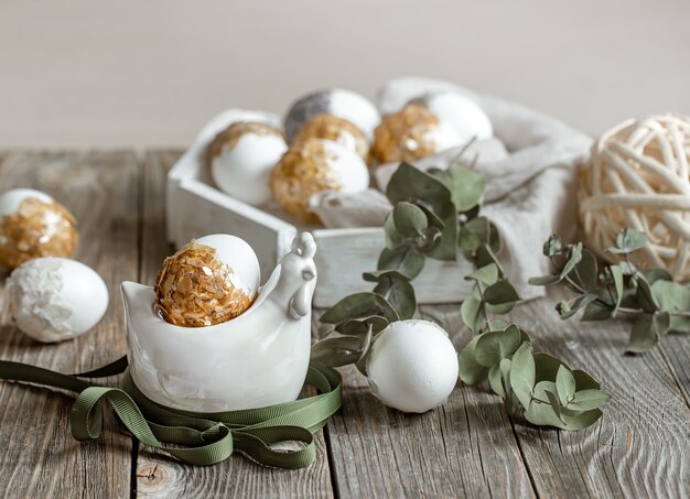 Composición festiva para las vacaciones de Pascua con plantas y huevos. Concepto de decoración de Pascua.