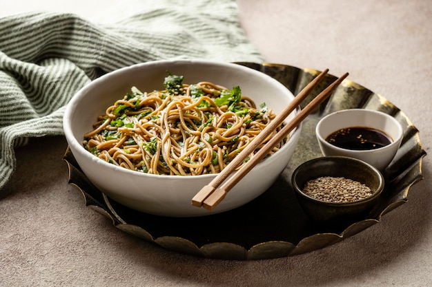 Composición de fideos en una mesa