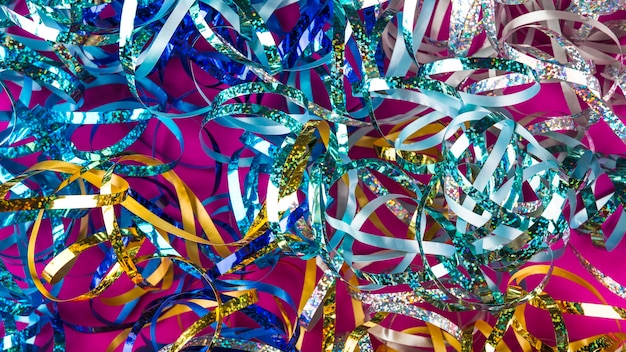 Composición de fiesta con confeti colorido