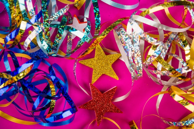 Foto gratuita composición de fiesta con confeti colorido