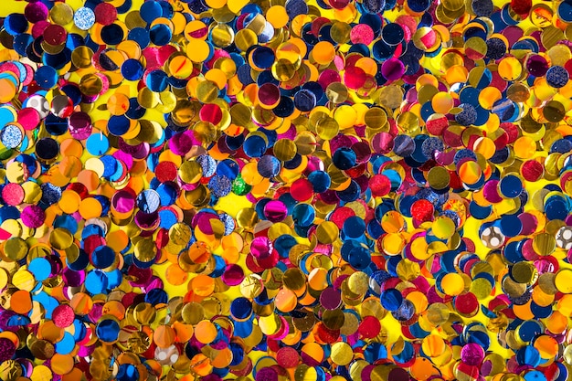 Composición de fiesta con confeti colorido