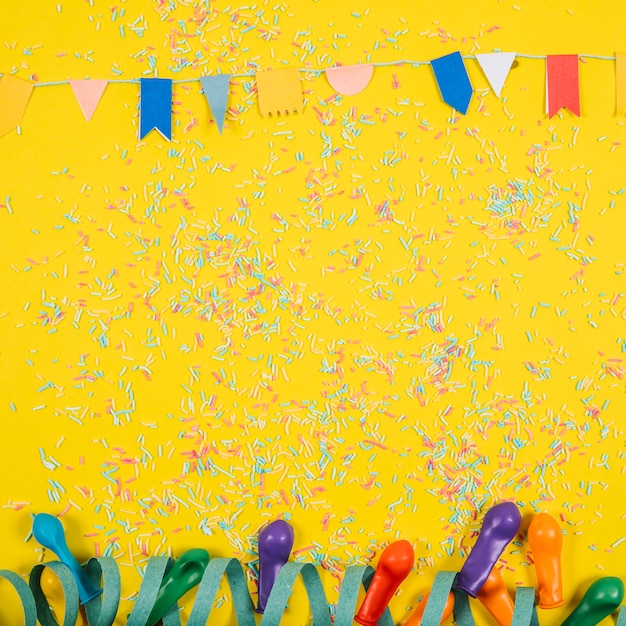 Composición de fiesta con confeti y globos