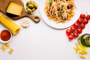 Foto gratis composición flat lay de comida italiana con copyspace