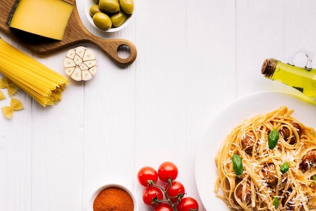 Foto gratuita composición flat lay de comida italiana con copyspace